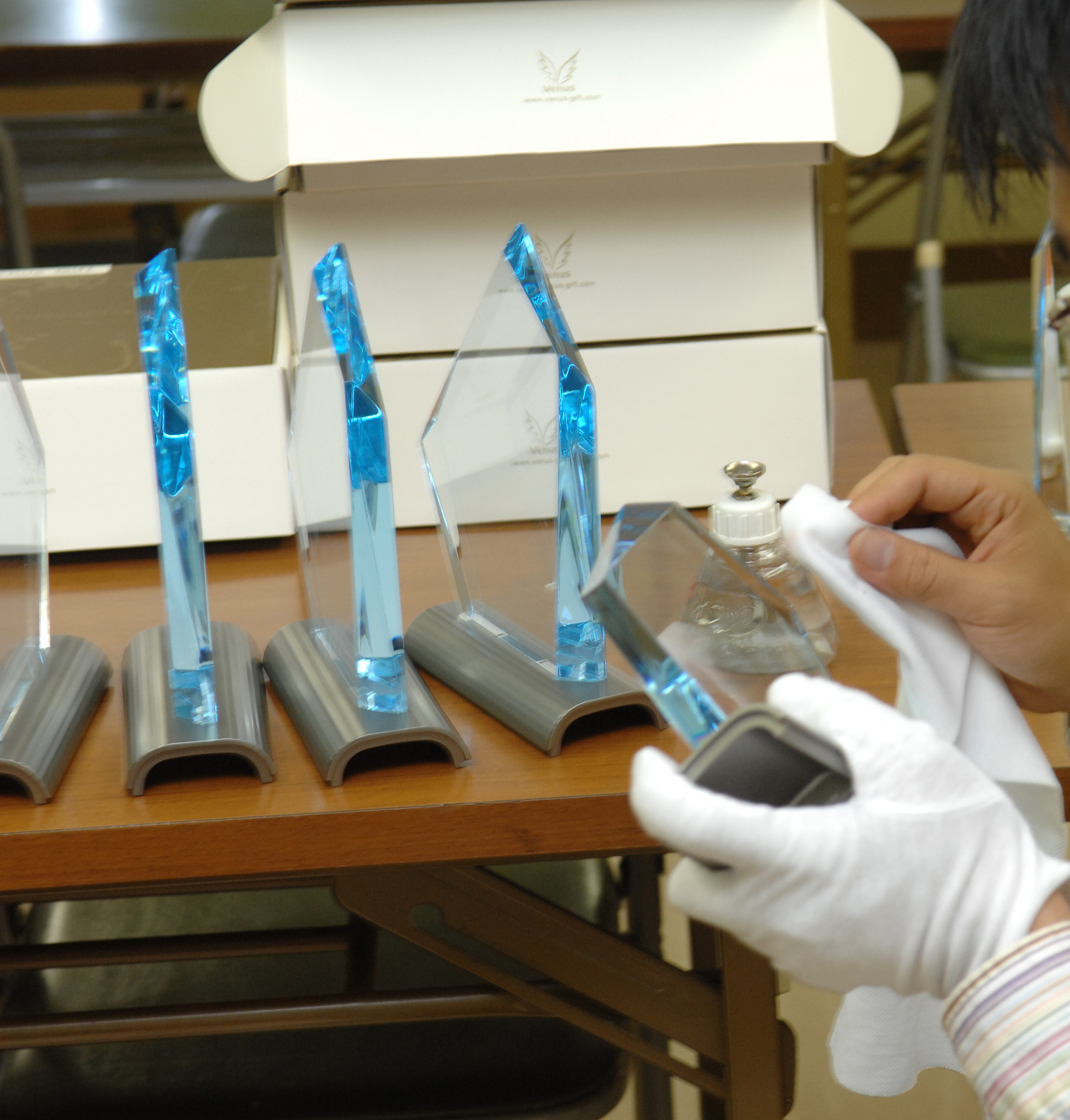 トロフィー検品風景